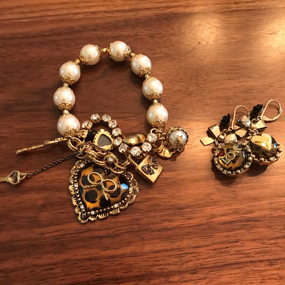 Bracelet and earrings set.